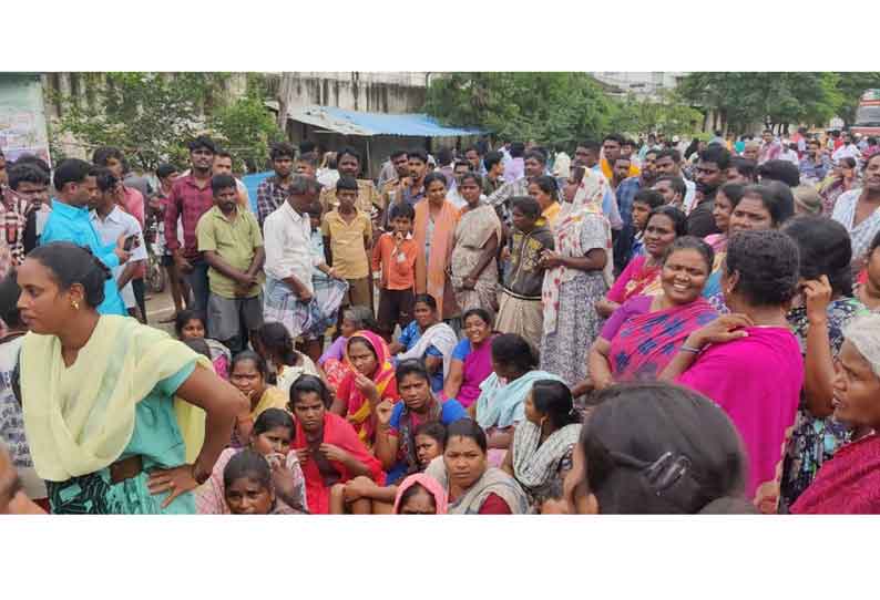 ஆம்பூர் அருகே  குடியிருப்பு பகுதியில் வெள்ளம் சூழ்ந்ததால் சாலை மறியல்