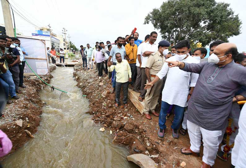 மழையால் பாதிக்கப்பட்ட பகுதிகளில் மந்திரிகள் நேரில் ஆய்வு செய்ய வேண்டும் - பசவராஜ் பொம்மை உத்தரவு