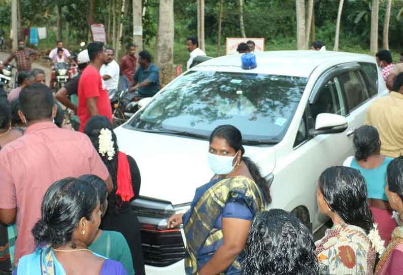 மத்திய குழு அதிகாரிகள் காரை முற்றுகையிட்ட பொதுமக்கள்