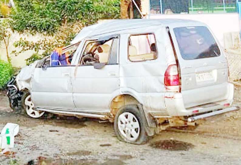 மைல்கல் மீது கார் மோதி கவிழ்ந்ததில் 2 அய்யப்ப பக்தர்கள் பலி