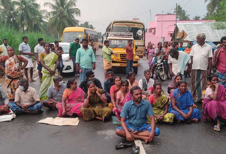 ஜேடர்பாளையம் அருகே சுகாதார வளாகம் கட்டக்கோரி பொதுமக்கள் சாலை மறியல் போக்குவரத்து பாதிப்பு