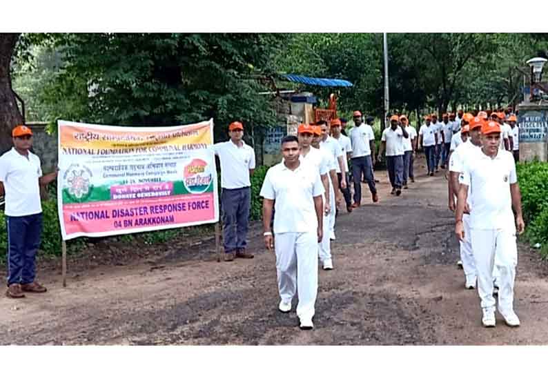 அரக்கோணத்தில் தேசிய பேரிடர் மீட்பு படையினர் ஊர்வலம்