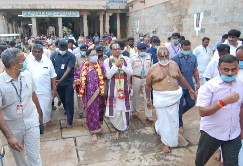 மத்திய பிரதேச முதல்-மந்திரி சிவராஜ் சிங் சவுகான் குடும்பத்துடன் தரிசனம்