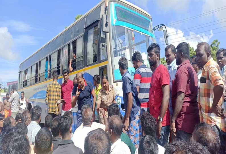 விபத்தில் 2 பேர் காயம்; அரசு பஸ்சை பொதுமக்கள் முற்றுகையிட்டதால் பரபரப்பு