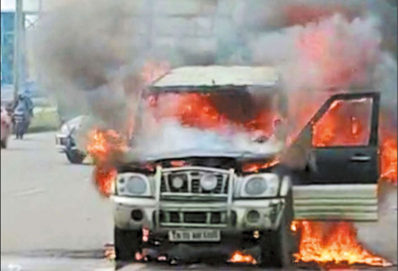 கார் தீப்பிடித்து எரிந்ததால் பரபரப்பு ஒரே குடும்பத்தை சேர்ந்த 9 பேர் உயிர் தப்பினர்