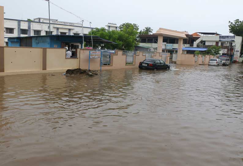 மழைக்காலத்தில் தத்தளிக்கும் தூத்துக்குடியை மீட்க நிரந்தரதீர்வு காண வேண்டும் என பொதுமக்கள் வலியுறுத்தியுள்ளனர்