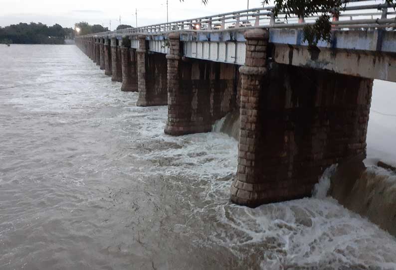 ஸ்ரீவைகுண்டம் தடுப்பணையில் இருந்து 20 ஆயிரம் கன அடி தண்ணீர் வீணாக கடலுக்கு செல்கிறது