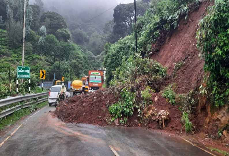 ஊட்டியில் மழை காரணமாக மண்சரிவால் அந்தரத்தில் தொங்கும் வீடுகள்