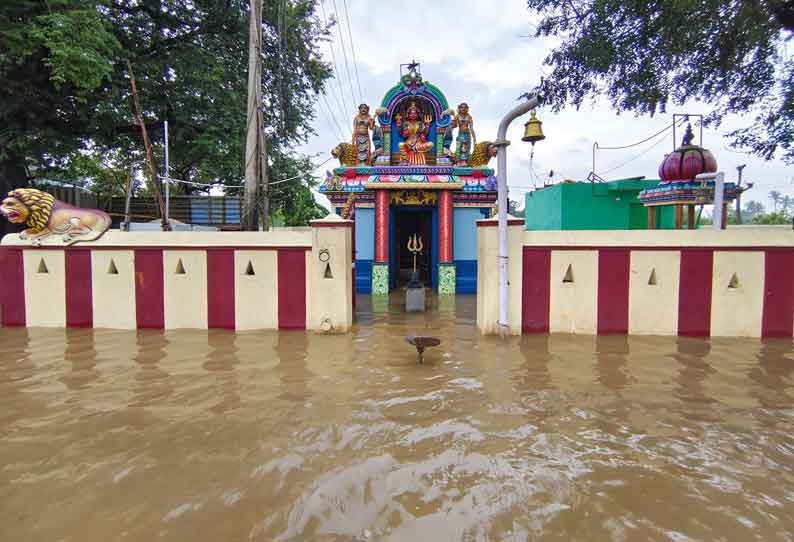 மயிலாடும் தாங்கல் கிராமத்திற்குள் தண்ணீர் புகுந்தது