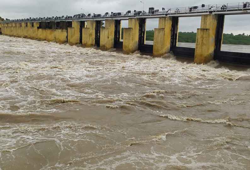 தொடர் மழையால் நீர்வரத்து அதிகரிப்பு வெலிங்டன், பெலாந்துறை, தொழுதூர் அணைக்கட்டுகளில் இருந்து தண்ணீர் திறப்பு