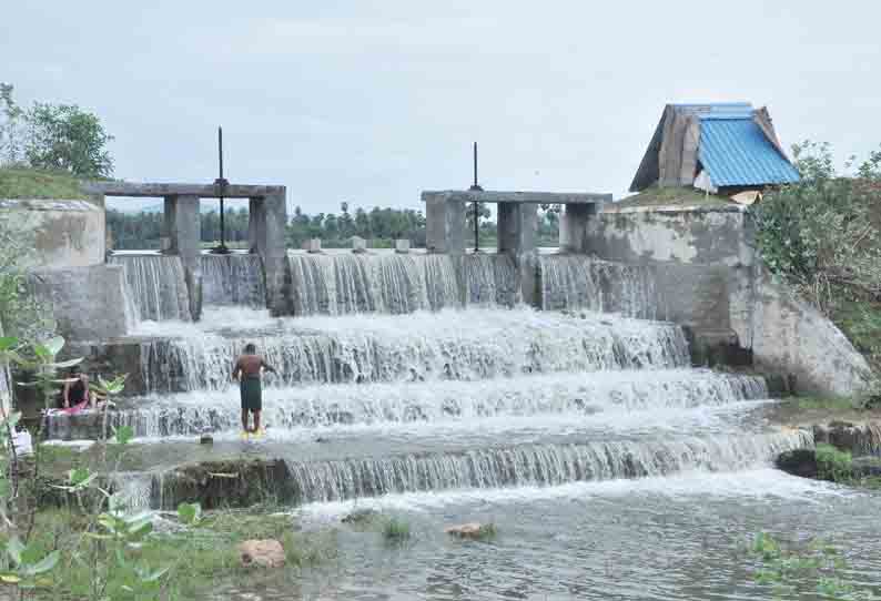 தொடர்மழையால் நிரம்பி வழியும் கண்மாய்கள்