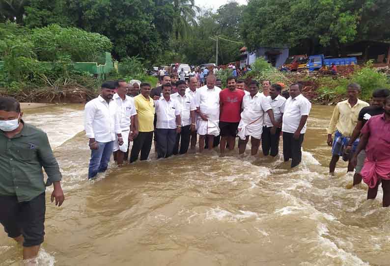 தரைப்பாலத்தை மூழ்கடித்த மழை வெள்ளம்; சபாநாயகர் அப்பாவு பார்வையிட்டார்