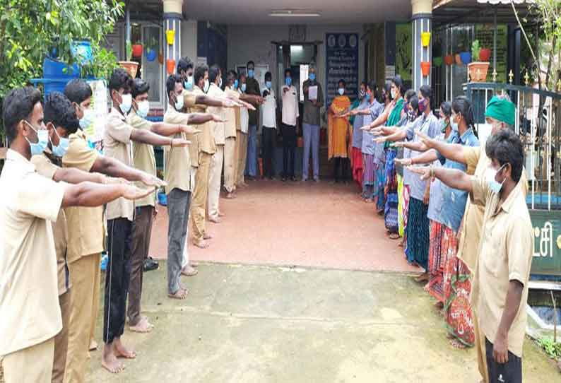 அரசியல் அமைப்பு சட்டம் அமல்படுத்தப்பட்ட நாள்: போலீசார்-அரசு அதிகாரிகள் உறுதிமொழி ஏற்பு