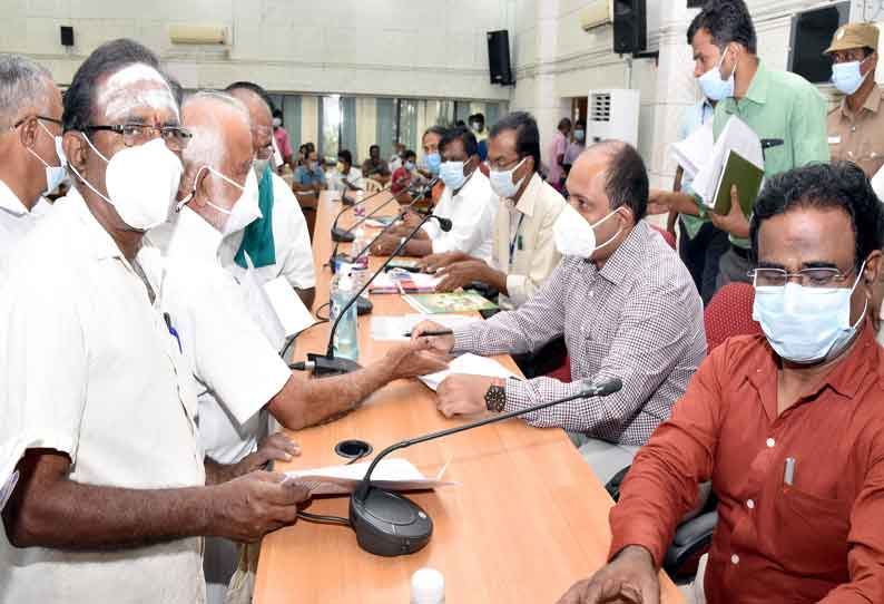 பூந்தோட்ட விவசாயிகளுக்கு இலவச மின் இணைப்பு வழங்க வேண்டும்- விவசாயிகள் குறைதீர்க்கும்  கூட்டத்தில் வலியுறுத்தல்