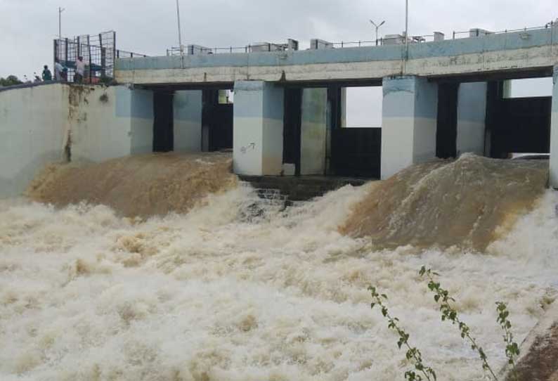 நீர்பிடிப்பு பகுதியில் வெளுத்து வாங்கிய மழை: வீராணம் ஏரியில் 2400 கனஅடி உபரிநீர் வெளியேற்றம்