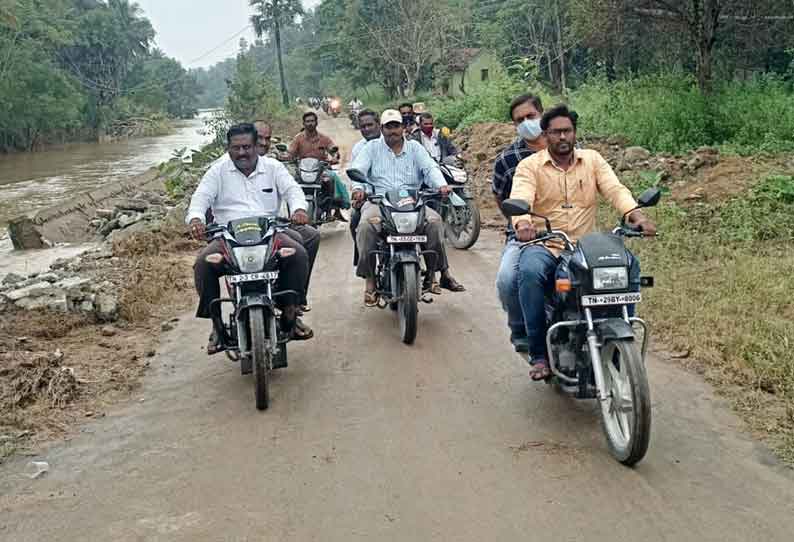 வெள்ளத்தால் பாதிக்கப்பட்ட கிராமங்களை மோட்டார் சைக்கிளில் சென்று கலெக்டர் ஆய்வு