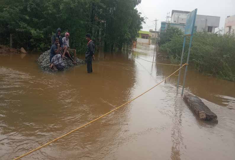 குடியிருப்புகளை சூழ்ந்த மழை நீர்