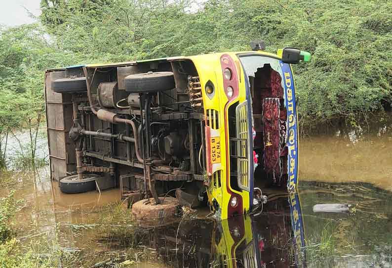 வேன் கவிழ்ந்து விபத்து; 4 பேர் உயிர் தப்பினர்