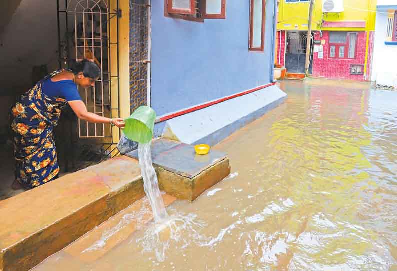 திருநின்றவூரில் ஏரியை ஒட்டி உள்ள குடியிருப்பு பகுதிகளில் மழைநீர் சூழ்ந்ததால் பொதுமக்கள் அவதி