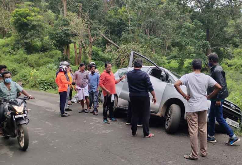 விபத்துகளை தடுக்க எச்சரிக்கை பலகைகள் பொருத்த வேண்டும்