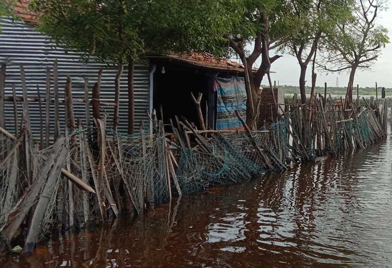 ஏரல் அருகே தொடர் மழை காரணமாக வீடுகளுக்குள் மழைவெள்ளம் புகுந்தது