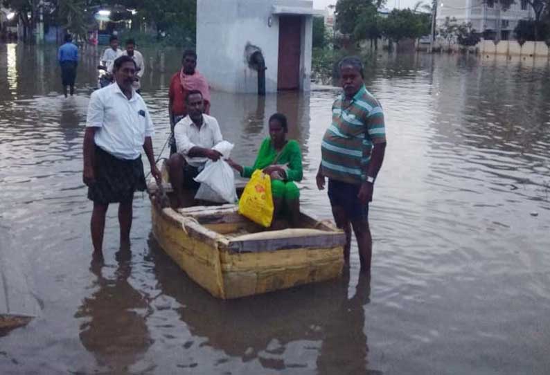 தூத்துக்குடியில் குடியிருப்பு பகுதிகளில் மழை தண்ணீர் தேங்கி கிடப்பதால் படகில் சென்று பொதுமக்களுக்கு காய்கறிகள் விற்பனை நடந்து வருகிறது