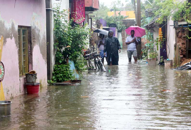 அடைமழையால் இயல்பு வாழ்க்கை முடங்கியது கடலூரில் 3-வது நாளாக வெளுத்து வாங்கிய மழை  குடிநீர், பால் கிடைக்காமல் மக்கள் தவிப்பு