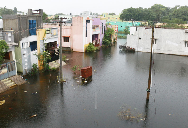 விழுப்புரம் மாவட்டத்தில் கனமழை தாழ்வான குடியிருப்புகளில் தண்ணீர் தேங்கியது