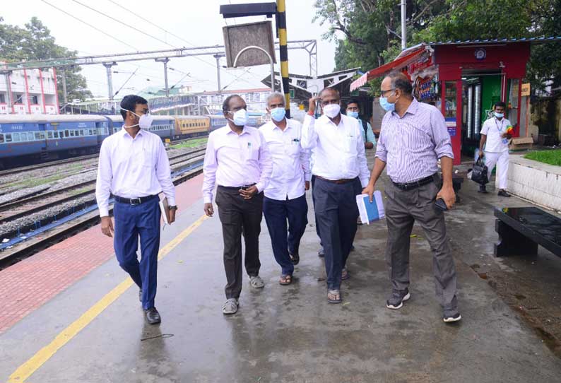 காட்பாடியில் கூடுதல் ரெயில்வே மேம்பாலம் அமைப்பது குறித்து அதிகாரிகள் ஆய்வு