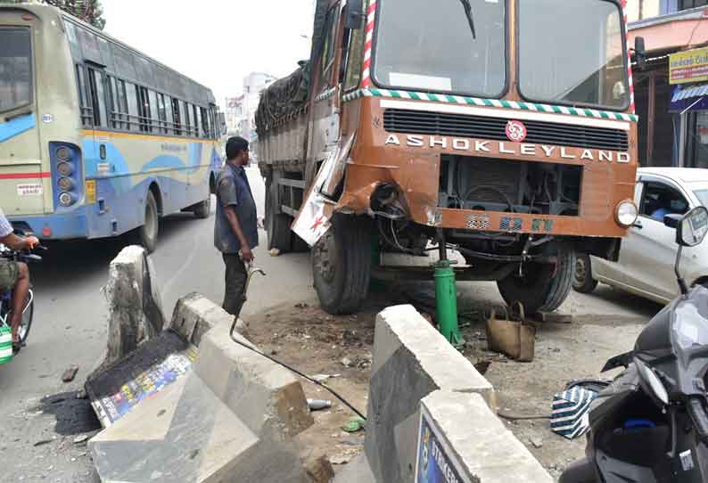 ஈரோடு கருங்கல்பாளையத்தில் தடுப்பு சுவரில் லாரி மோதி விபத்து; போக்குவரத்து பாதிப்பு