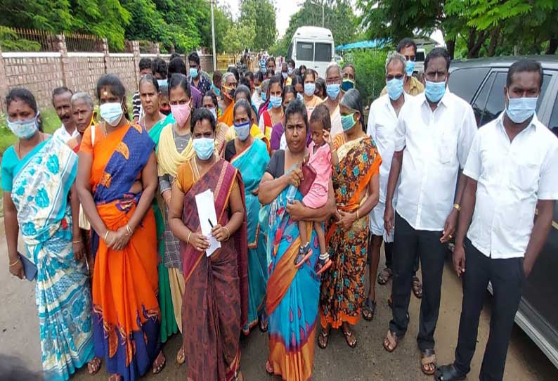 ஸ்டெர்லைட் ஆலையை திறக்க கோரி கிராம மக்கள் தூத்துக்குடி கலெக்டர் அலுவலகத்தில் கோரிக்கை மனு கொடுத்தனர்தூத்துக்குடி, நவ.30- தூத்துக்குடி அருகே உள்ள டி.குமாரகிரி, பண்டாரம்பட்டி கிராமங்களை சேர்ந்த மக்கள் மற்றும் தூத்துக்குடி திரேஸ்புரம், லூர்தம்மாள்புரம் பகுதிகளை சேர்ந்த மீனவ பெண்கள் நேற்று காலை மாவட்ட கலெக்டர் அலுவலகத்துக்கு வந்தனர். அவர்கள் கலெக்டர் செந்தில்ராஜிடம் தனித்தனியாக மனு கொடுத்தனர். அந்த மன