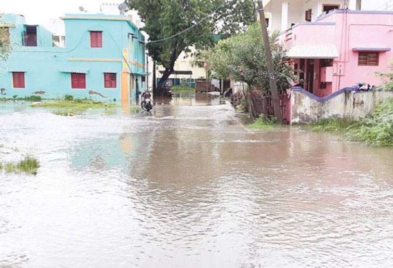 சதுரங்கப்பட்டினம் கிராமத்தில் வீடுகளில் மழைவெள்ளம் புகுந்தது