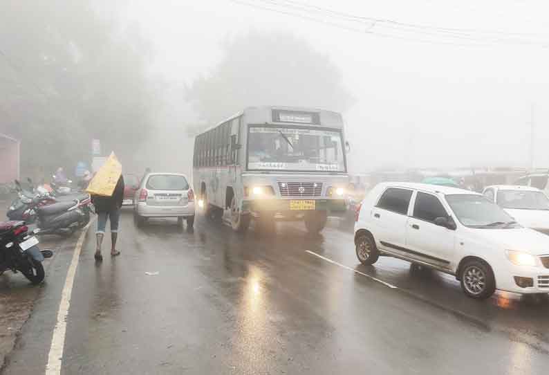 கோத்தகிரியில் கடும் பனிமூட்டம்