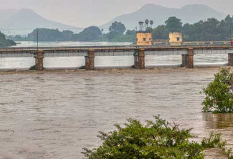 தாமிரபரணி ஆற்றில் வெள்ளப்பெருக்கு ஏற்பட்டு இருப்பதால், வினாடிக்கு 35 ஆயிரம் கனஅடி தண்ணீர் ஸ்ரீவைகுண்டம் அணையை தாண்டி சென்று கடலில் வீணாகி வருகிறது