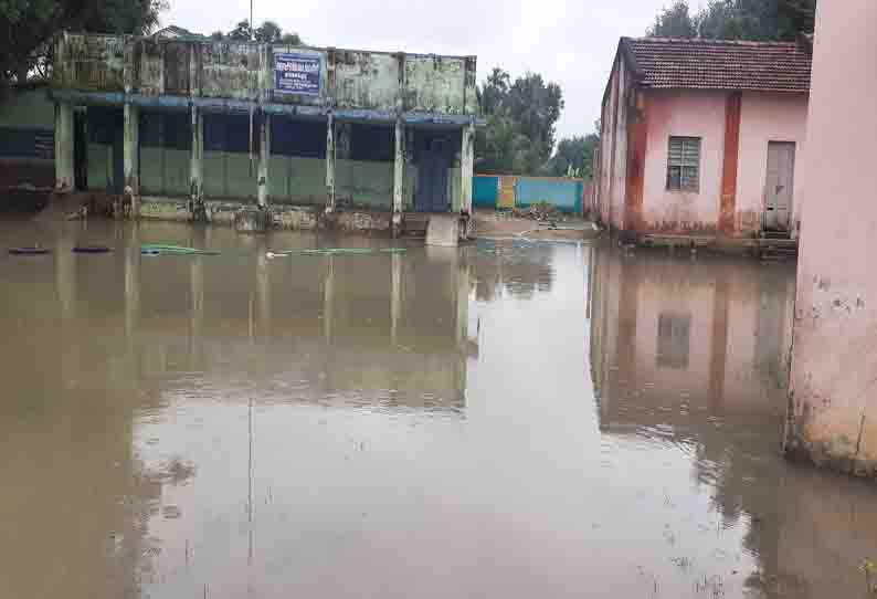 பள்ளிக்கூடங்களை சூழ்ந்த மழைநீர்