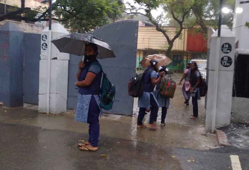 பள்ளி, கல்லூரிகளுக்கு விடுமுறை அறிவிப்பதில் தொடரும் தாமதம். மாணவர்கள், பெற்றோர்கள் கடும் அவதி