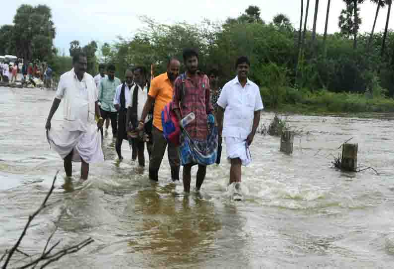 கண்மாயில் உடைப்பால் தரைப்பாலம் மூழ்கியது