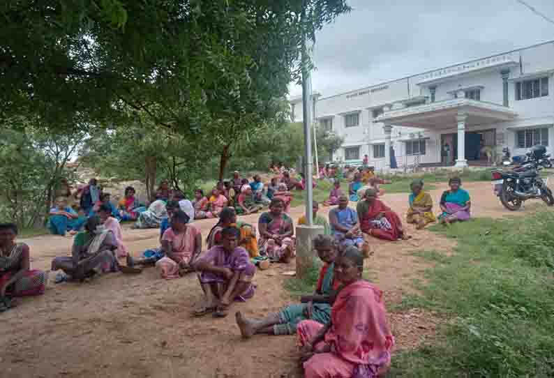 பாரபத்தி கண்மாய்க்கு தண்ணீர்விடக்கோரி திருப்பரங்குன்றம் தாலுகா அலுவலகம் முற்றுகை