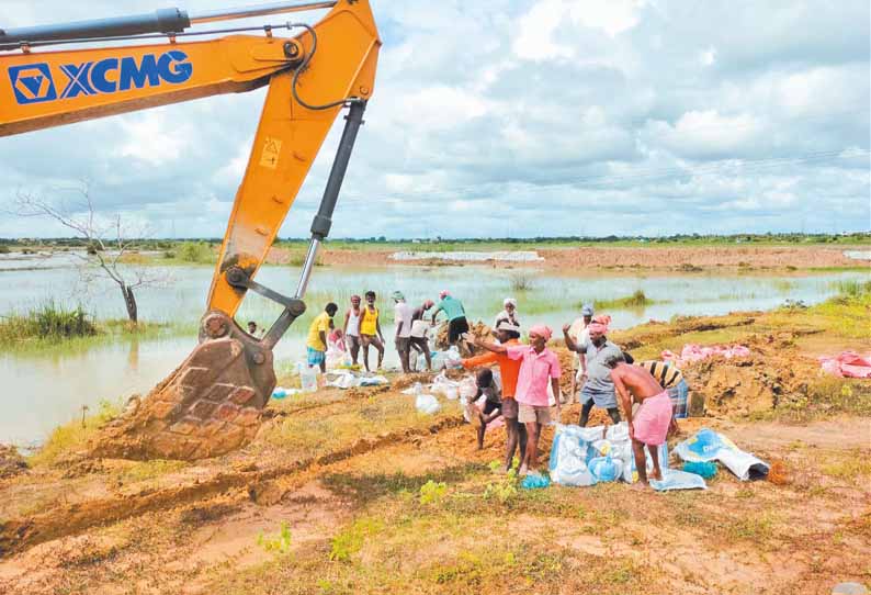 ஒரத்தூர் ஏரிக்கரை உடைந்து 3-வது நாளாக வெளியேறும் தண்ணீர் - மணல் மூட்டைகள் அடுக்கும் பணி தீவிரம்