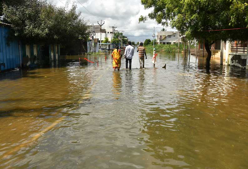 தூத்துக்குடி ராம்நகர் பகுதியில் 5 நாட்களுக்கு மேலாக மழைநீர் தேங்கி கிடப்பதால் பொதுமக்கள் கடும் அவதிக்கு உள்ளாகி வருகின்றனர்