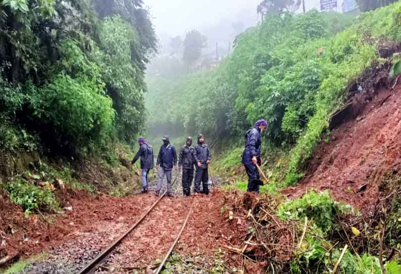 குன்னூர்-ஊட்டி மலை ரெயில் பாதையில் மண்சரிவு