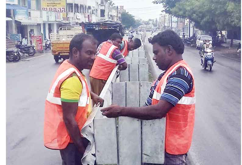 சாலையில் மையத்தடுப்பு  அமைக்கும் பணி