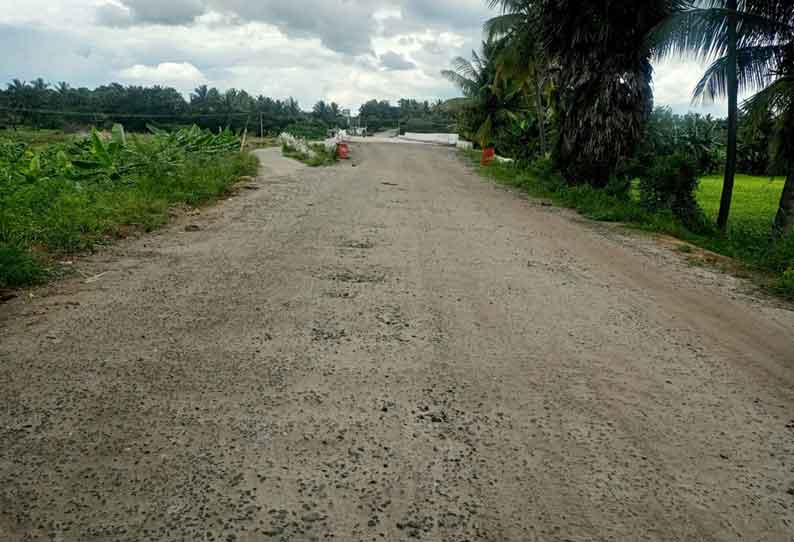 நத்தக்காடையூர் அருகே பாலம் பகுதியில் தார்ச்சாலை அமைக்க வேண்டும் என்று வாகன ஓட்டிகள் கோரிக்கை