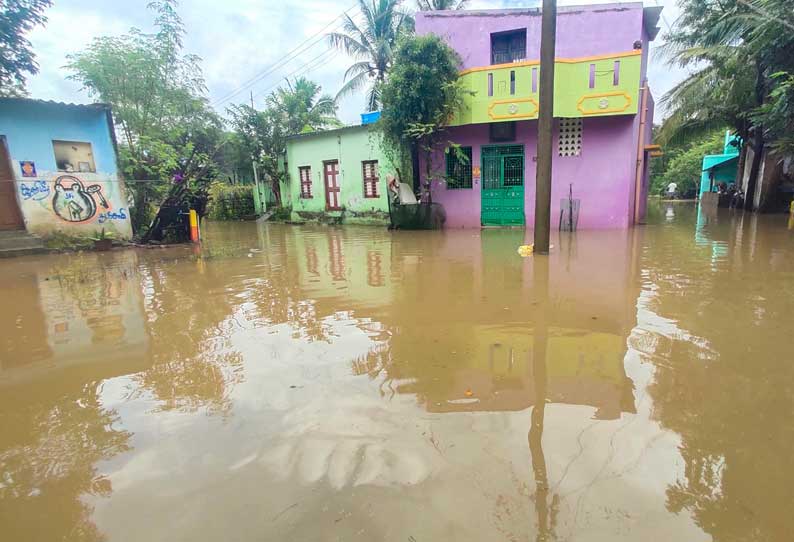 விழுப்புரம் அருகே மழை வெள்ளத்தில் அடித்துச் செல்லப்பட்ட சாலை 10 கிராமங்களுக்கு போக்குவரத்து துண்டிப்பு