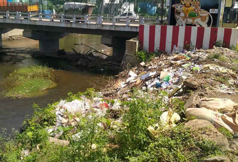 பெரியகுளத்தில் குப்பைகளை கொட்டுவதால் மாசடையும் வராகநதி