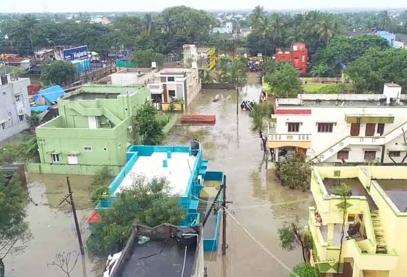 கடலூரில் தொடரும் துயரம் மழை ஓய்ந்தும் வடியாத வெள்ளம் மக்கள் பரிதவிப்பு