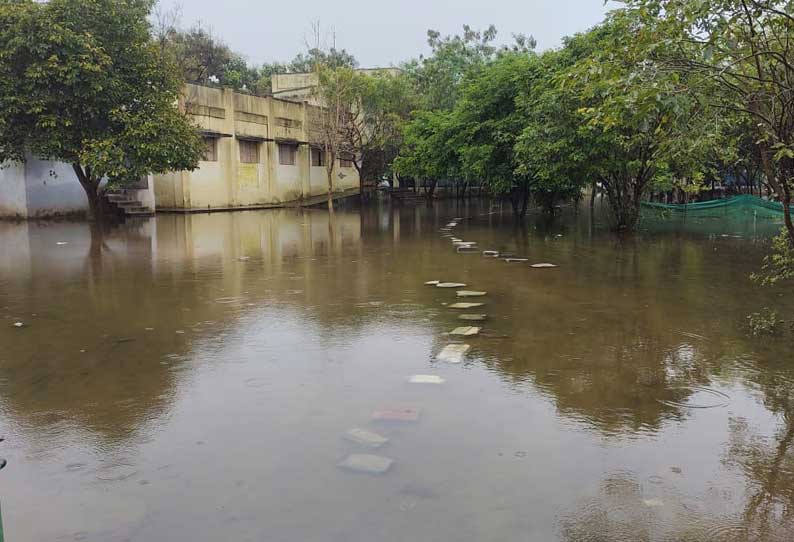 திருவெண்ணெய்நல்லூர்  அரசு பெண்கள் மேல்நிலைப்பள்ளி வளாகத்தில் தேங்கிய மழைநீர்