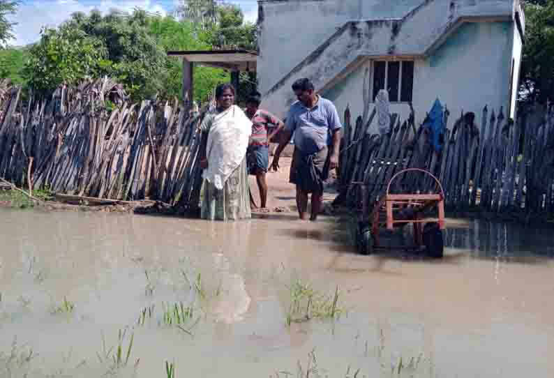 கண்மாய் உடைந்து குடியிருப்புக்குள் புகுந்த மழைநீர்