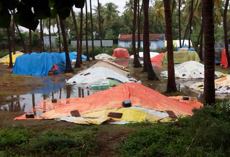 கோபி பகுதியில் விடிய விடிய  மழை கொள்முதல் மையங்களில் 5 ஆயிரம் நெல் மூட்டைகள் நனைந்து சேதம்