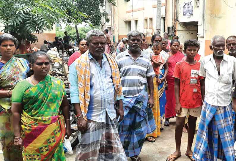 அடுக்குமாடி குடியிருப்பு சேதமடைந்ததால் வீட்டை காலி செய்து பாதுகாப்பான இடத்திற்கு செல்ல நோட்டீஸ்